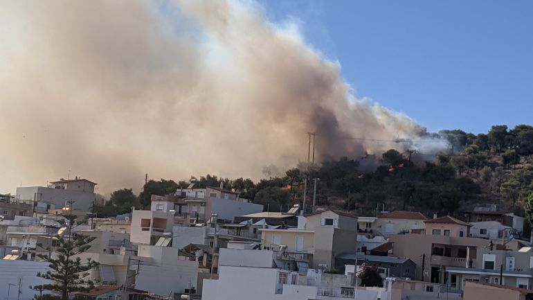 Σε ένα μέτωπο μαίνεται η φωτιά στη Σαλαμίνα